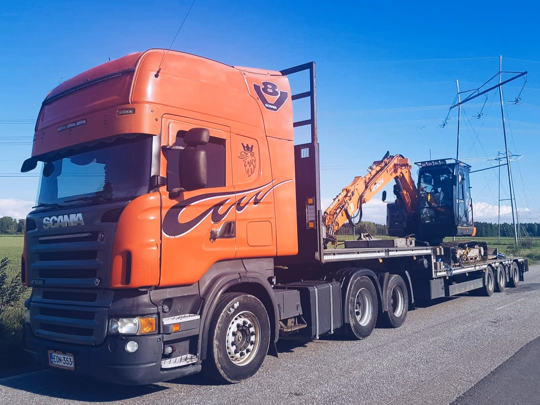 Grävmaskin lastad för transport till arbetsplatsen